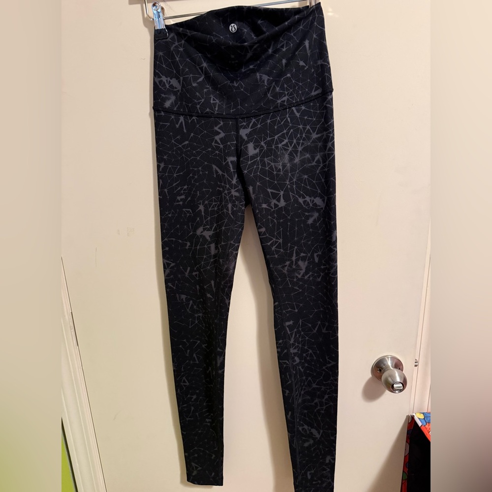 Lululemon Black Gray Pattern Leggings size 6